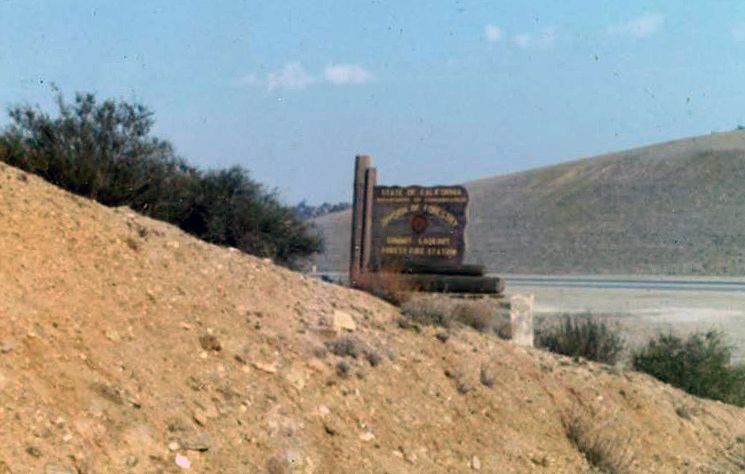 "Summit Lookout" sign board